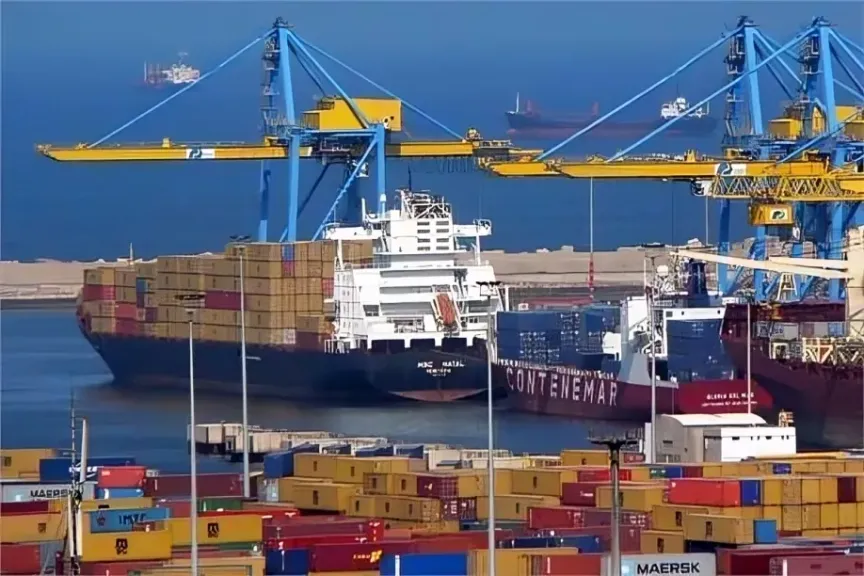 عاصفة تضرب نويبع، إغلاق الميناء البحري وسط إجراءات مشددة