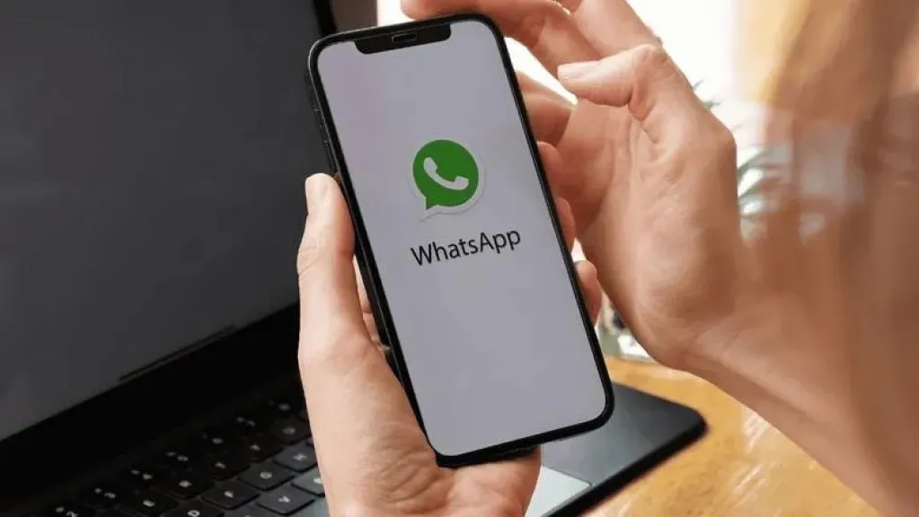واتساب يُحدث ثورة، تلخيص الرسائل بذكاء Meta AI قريبًا