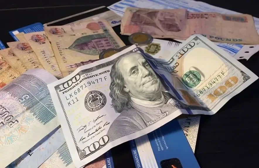 الدولار يستقر عند حاجز الـ50 جنيهًا في تعاملات الإثنين 12 مايو 2025