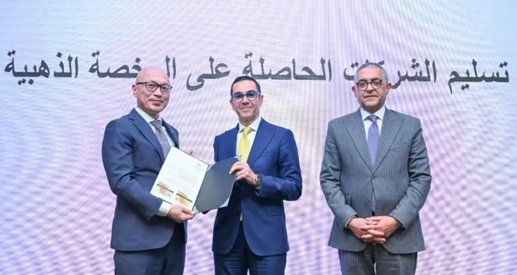 وزير الاستثمار والتجارة الخارجية يسلم الرخص الذهبية الجديدة لعدد من المشروعات
