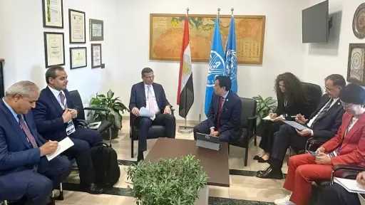 وزير الزراعة يبحث مع مدير...