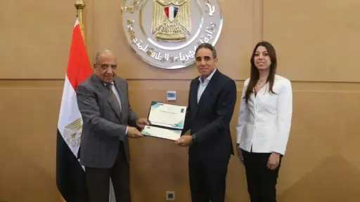 وزير الكهرباء يسلم شهادات تأهيل...