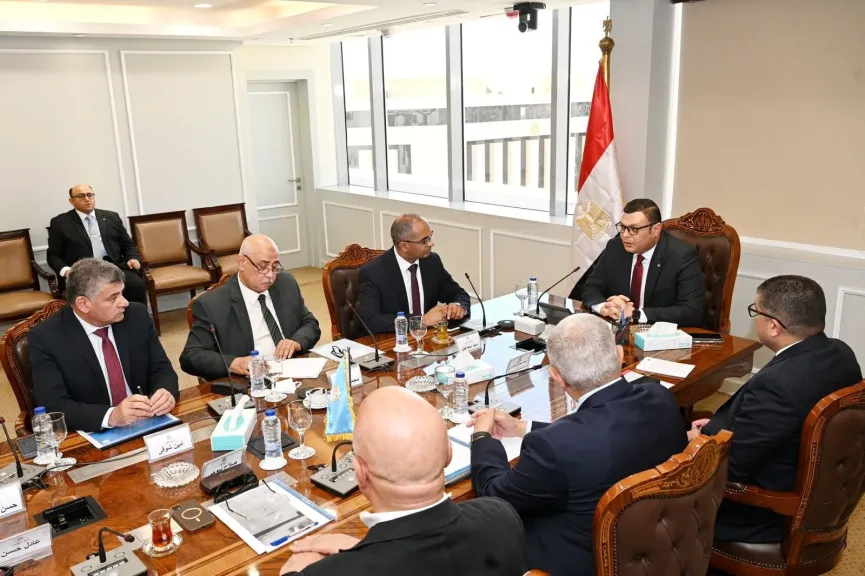 وزير الإسكان يتابع مشروعات المرافق في القليوبية وأسوان