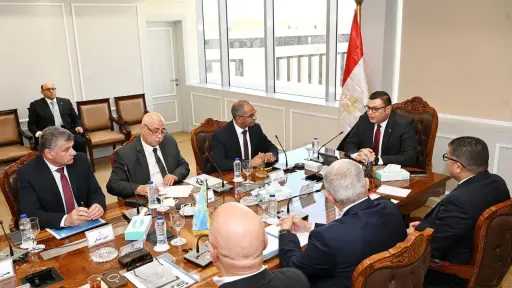 وزير الإسكان يتابع مشروعات المرافق...