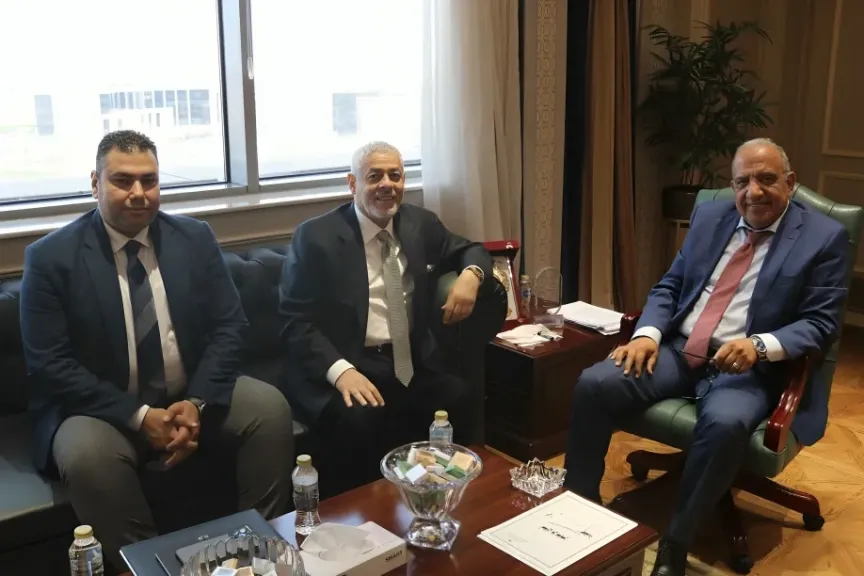 تعزيز التعاون في الطاقة المتجددة، وزير الكهرباء يلتقي AMEA POWER الإماراتية