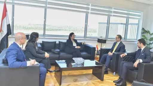 وزير الاستثمار يلتقي مسؤولي AXA...