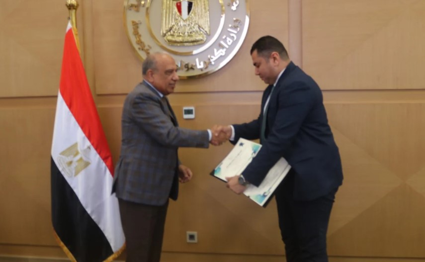 وزير الكهرباء يسلم شهادات تأهيل لمشروعات الطاقة المتجددة